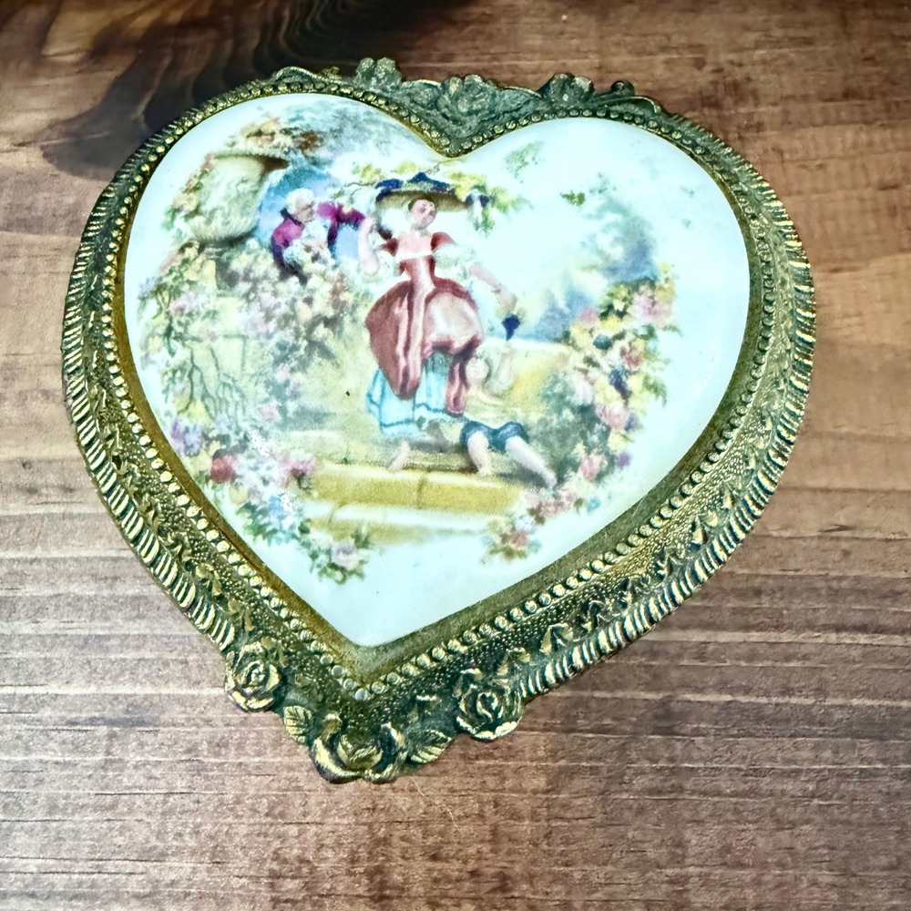 VTG Sankyo Heart MusicBox Gold Tone Fragonard Style Courting Couple Footed WORKS